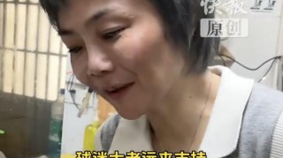 取得苏超首胜后，常州球迷一同前往主教练爱人面馆打卡