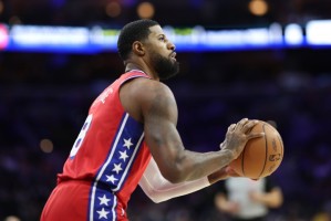 不手软！保罗·乔治底角三分一箭穿心 帮助76人紧咬比分